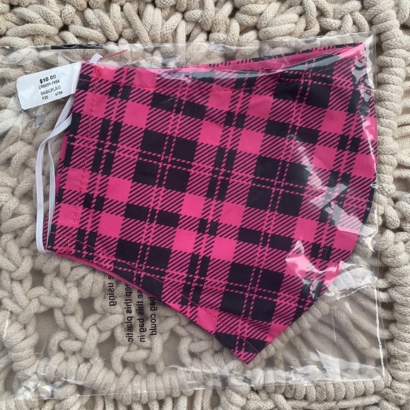 💕 Women’s scarf, t shirt, and mask bundle - Picture 4 of 4